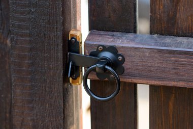 paslı metal yuvarlak ahşap kapı kolu.