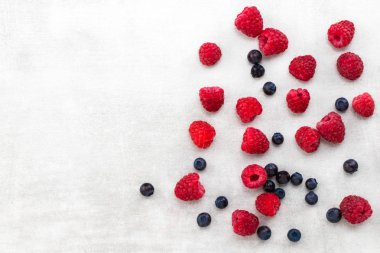 yaban mersini ve ahududu kopya alanı ile gri bir arka plan üzerinde.