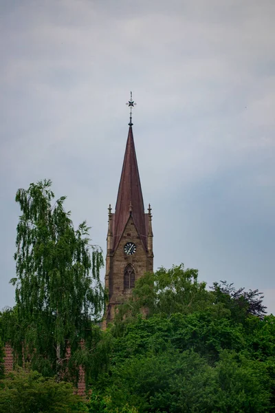 Немецкая Церковь Часами Надпись Светлом Дне — стоковое фото