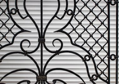 Demir kapılar, süs eşyası döşemeleri, sahte elementler..