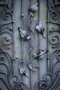 Demir kapılar, süs eşyası döşemeleri, sahte elementler..