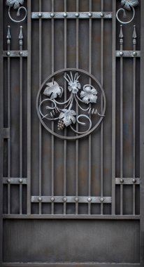 süslü Ferforje elemanları ile dekorasyon kapı, yakın çekim.