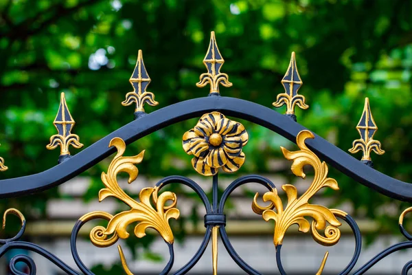 Sahte metal ürünlerinin parçası. yakın plan.