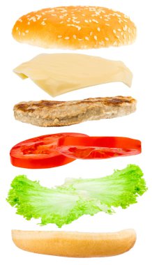 Beyaz arka plan üzerinde uçan maddeler ile lezzetli hamburger