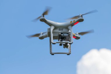 drone quadcopter ile gökyüzü üzerinde dijital fotoğraf makinesi.