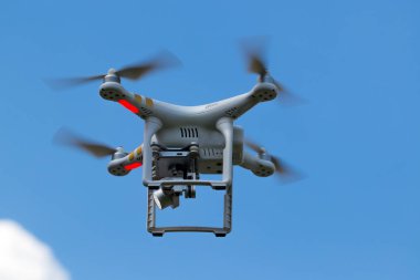 drone quadcopter ile gökyüzü üzerinde dijital fotoğraf makinesi.