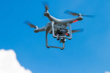 drone quadcopter ile gökyüzü üzerinde dijital fotoğraf makinesi.