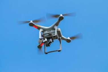 drone quadcopter ile gökyüzü üzerinde dijital fotoğraf makinesi.