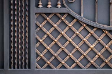 Demir kapılar, süs eşyası döşemeleri, sahte elementler..