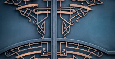 Demir kapılar, süs eşyası döşemeleri, sahte elementler..