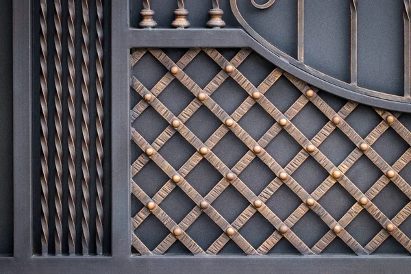 Demir kapılar, süs eşyası döşemeleri, sahte elementler..