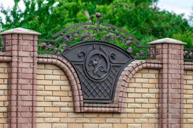 Demir kapılar, süs eşyası döşemeleri, sahte elementler..