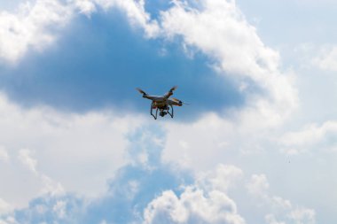 gökyüzü üzerinde dijital fotoğraf makinesi ile robot.