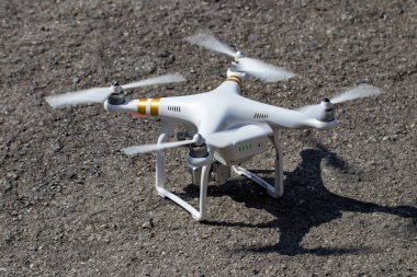 yol arka plan üzerinde dijital fotoğraf makinesi ile robot.