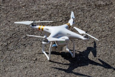 yol arka plan üzerinde dijital fotoğraf makinesi ile robot.