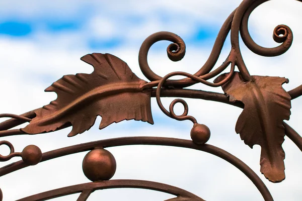 Demir kapılar, süs eşyası döşemeleri, sahte elementler..