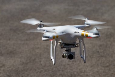 yol arka plan üzerinde dijital fotoğraf makinesi ile robot.