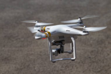 yol arka plan üzerinde dijital fotoğraf makinesi ile robot.