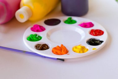  boyalar ve boya fırçası tuval yakın çekim üzerinde sanat paletle.