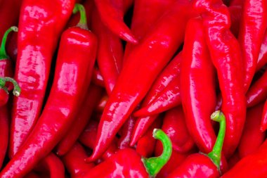 Red hot chilli peppers doku arka plan desen. Yakın çekim. Manzara. Bir zemin kırmızı sıcak biber biber. Sokak sebze pazarı. Grup kırmızı sıcak biber biber.