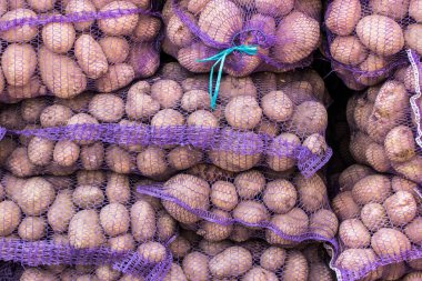 Patates örgü çanta içinde arka