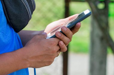 Closeup holding ve modern akıllı telefon kullanarak erkek el.