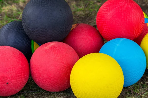 Bolas Baloncesto Colores Campo Verde Cerca —  Fotos de Stock