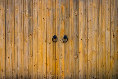 İşlenmiş demir elementli ahşap kapı. Yaklaş..