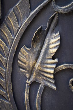 Güzel dekoratif metal elementler dövülmüş demir kapılar..