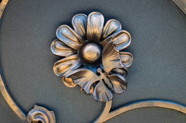 Güzel dekoratif metal elementler dövülmüş demir kapılar..