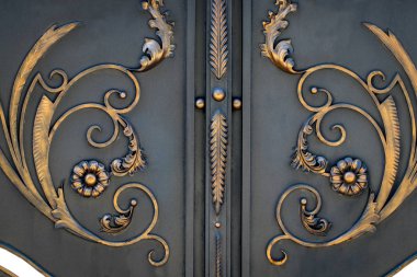 Güzel dekoratif metal elementler dövülmüş demir kapılar..