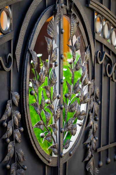 美しい金属装飾鍛造錬鉄のゲート — ストック写真