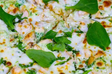 Ispanaklı ahşap arka plan üzerinde lezzetli pizza.