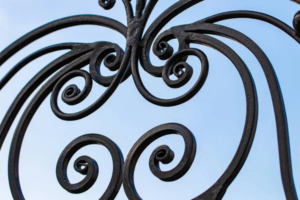錬鉄製の門 装飾鍛造品 鍛造品のクローズアップ — ストック写真