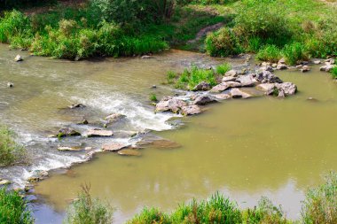 güneşli bir yaz içinde taş olan güzel nehir.