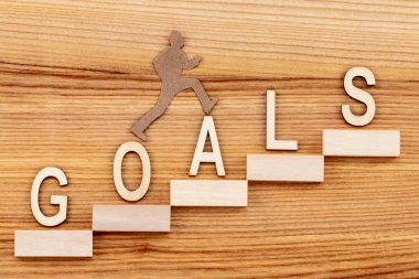 hedefleri kavramı merdiven ahşap masa başarı ile.