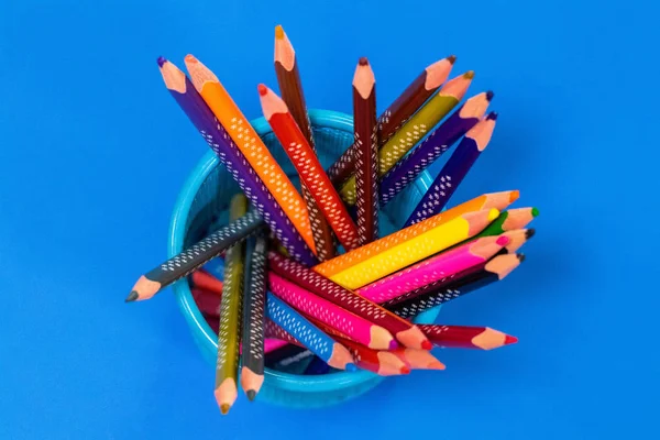 青の背景 上面にペンケースに鉛筆の色 — ストック写真