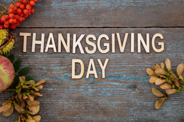 Happy Thanksgiving Day Texten Med Hösten Bakgrund Från Nedfallna Löv — Stockfoto