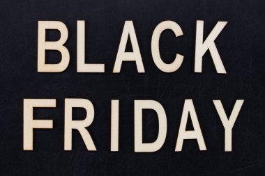 Black Friday - metin yazı tahtası üzerinde ahşap harflerle. Kopya alanı.