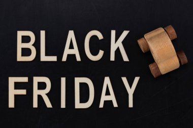 Black Friday - ahşap araba ile yazı tahtası üzerinde ahşap mektuplarda metni. Kopya alanı.