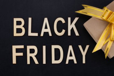 Black Friday - hediye ile yazı tahtası üzerinde ahşap mektuplarda metni. Kopya alanı.