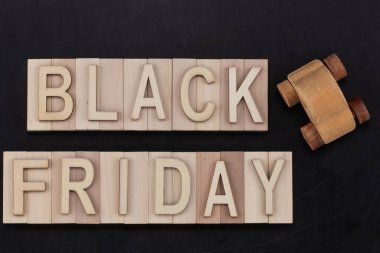 Black Friday - ahşap araba ile yazı tahtası üzerinde ahşap mektuplarda metni. Kopya alanı.