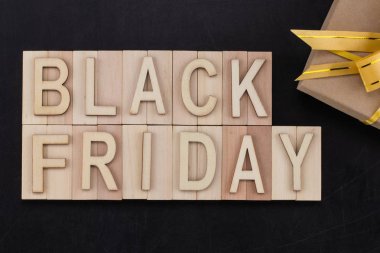 Black Friday - hediye ile yazı tahtası üzerinde ahşap mektuplarda metni. Kopya alanı.