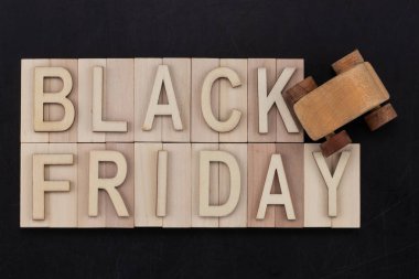 Black Friday - ahşap araba ile yazı tahtası üzerinde ahşap mektuplarda metni. Kopya alanı.