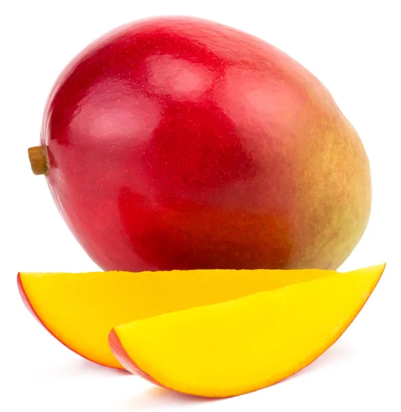 Mangofrucht Mit Mangowürfeln Und Scheiben Isoliert Auf Weißem Hintergrund — Stockfoto