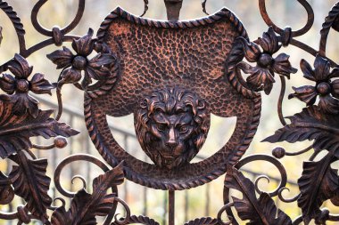 Demir kapılar, süs eşyası döşemeleri, sahte elementler..