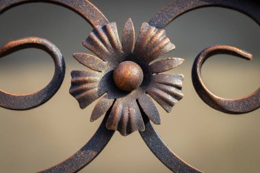 Demir kapılar, süs eşyası döşemeleri, sahte elementler..