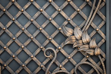 Demir kapılar, süs eşyası döşemeleri, sahte elementler..