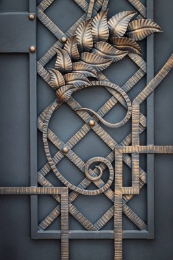 Demir kapılar, süs eşyası döşemeleri, sahte elementler..