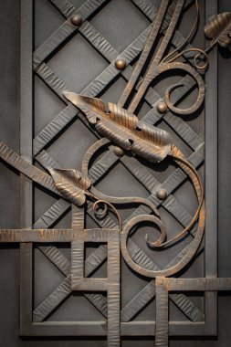 Demir kapılar, süs eşyası döşemeleri, sahte elementler..